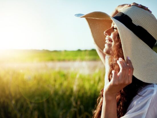 Czym jest szczęście? Na zdjęciu szczęśliwa kobieta.