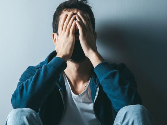 Dlaczego nie czuję się szczęśliwy? Na zdjęciu smutny mężczyzna.