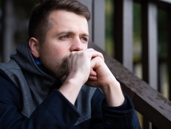 Czy szczęście zależy od nas? Na zdjęciu zamyślony mężczyzna.