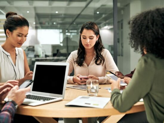 Szczęśliwy człowiek w XXI wieku. Jaki jest? NA zdjęciu zespół otoczony technologią.