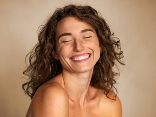 Czym jest radość życia? Na zdjęciu radosna kobieta.