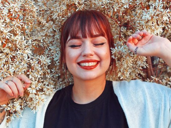 Z czym kojarzy Ci się radość? na zdjęciu radosna kobieta.