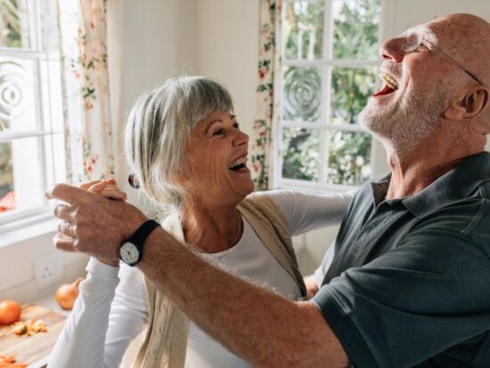 Jak żyć radośnie? Na zdjęciu radosna para seniorów.