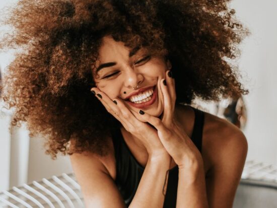 Co sprawia radość kobiecie? Na zdjęciu piękna i radosna kobieta.