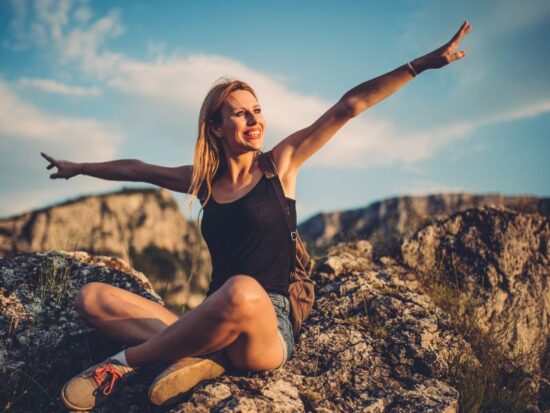 Z czego można czerpać radość? Na zdjęciu kobieta w górach.