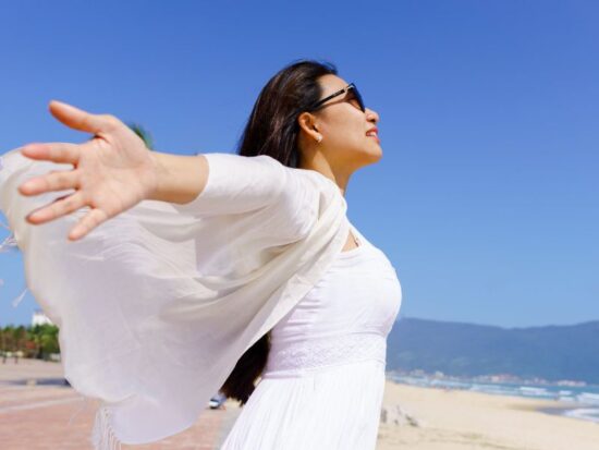 Wiara, nadzieja i miłość – to w nich jest moc! Na zdjęciu kobieta.