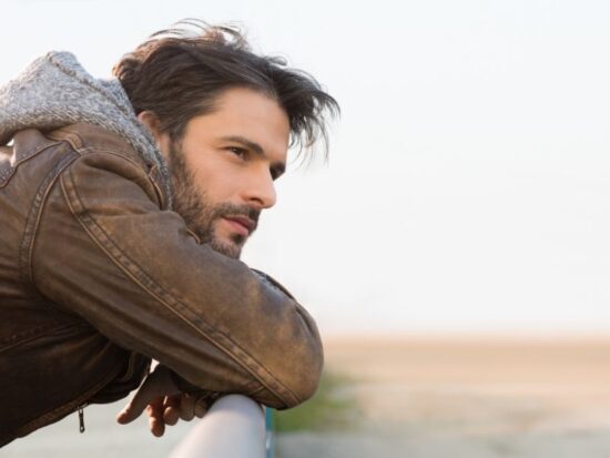 Wiara w siebie a wiara w Boga. Na zdjęciu zmyślony mężczyzna.