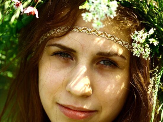 Wiara słowiańska i jej wpływy historyczne. na zdjęciu młoda Słowianka.