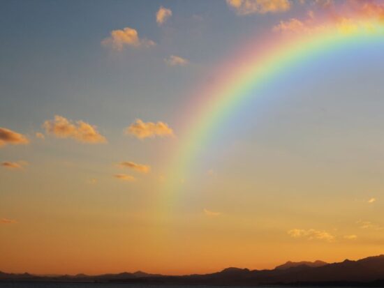 Wiara i tęcza jako symbol biblijny. Na zdjęciu tęcza.