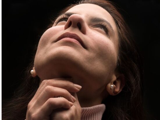 Wiara na pokaz jako zmora dzisiejszego świata. na zdjęciu kobieta modli się na pokaz.