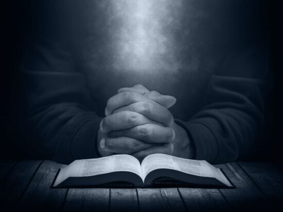 Zielonoświątkowcy – co to za wiara i skąd się wywodzi? na zdjęciu modlitwa.