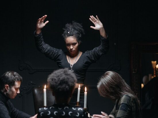 Wiara w obcowanie z duchami. Czy to grzech?